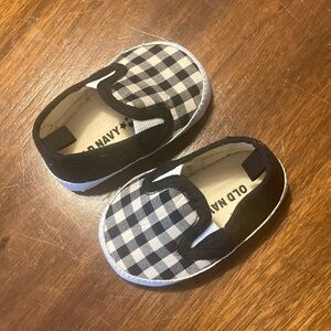 Black & Cream checkered Old Navy baby shoes, size 0-3 months